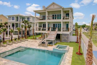 the exterior of 816 Ocean Blvd, isle of palms vacation rentals